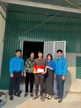 ĐOÀN TRƯỜNG THCS-THPT CHU VĂN AN TẶNG QUÀ TẾT BÍNH NGỌ NĂM 2026