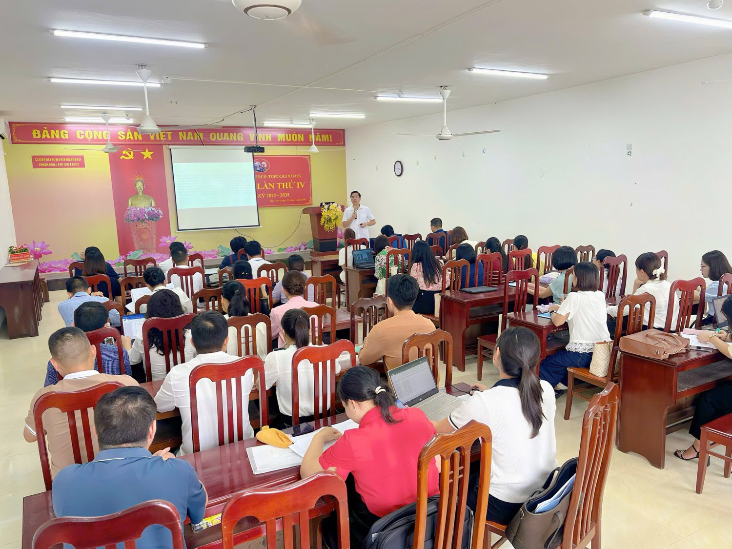 Trường THCS-THPT Chu Văn An tổ chức buổi học chính trị đầu năm cho CB, GV nhà trường