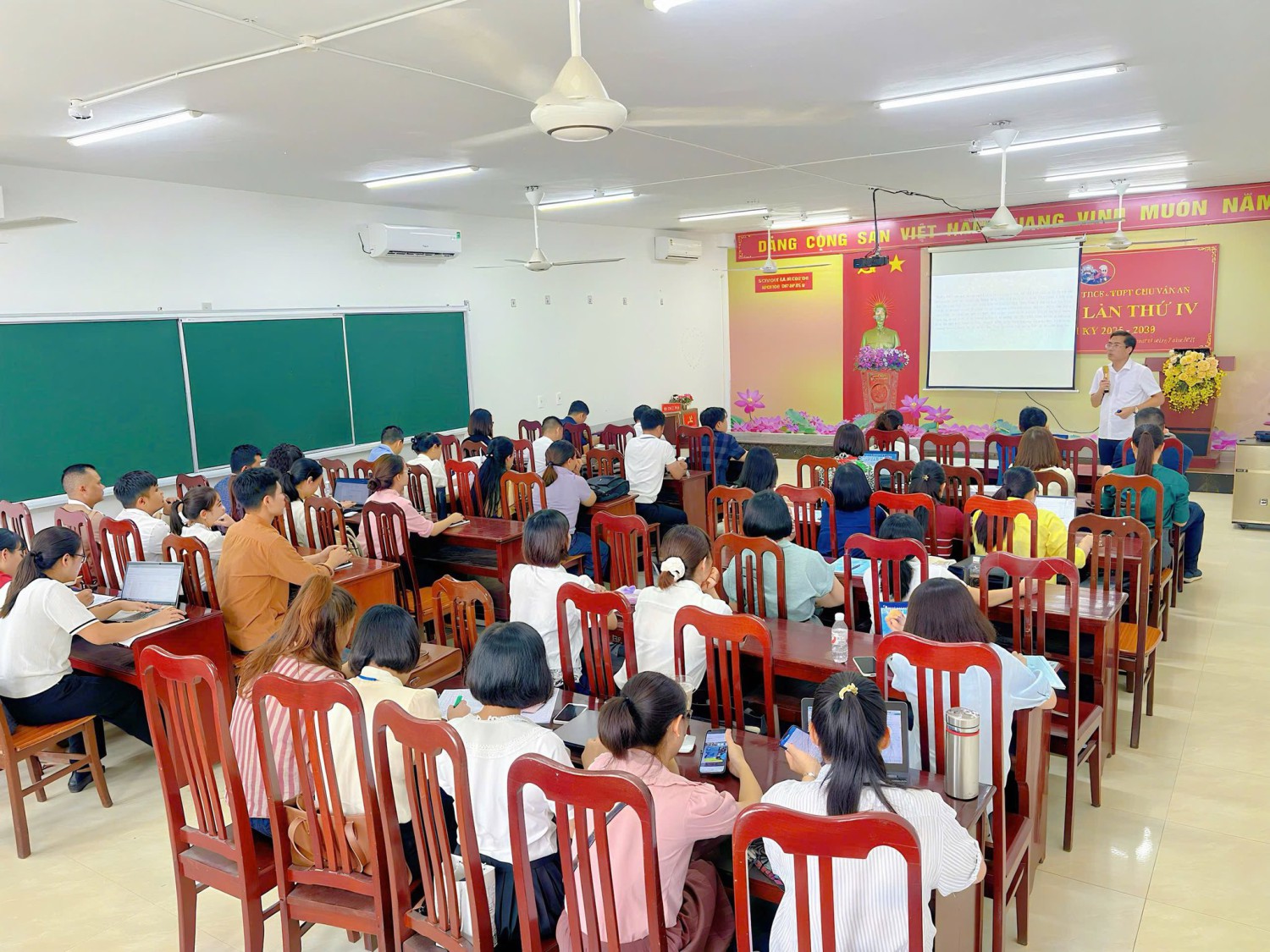 Trường THCS-THPT Chu Văn An tổ chức buổi học chính trị đầu năm cho CB, GV nhà trường