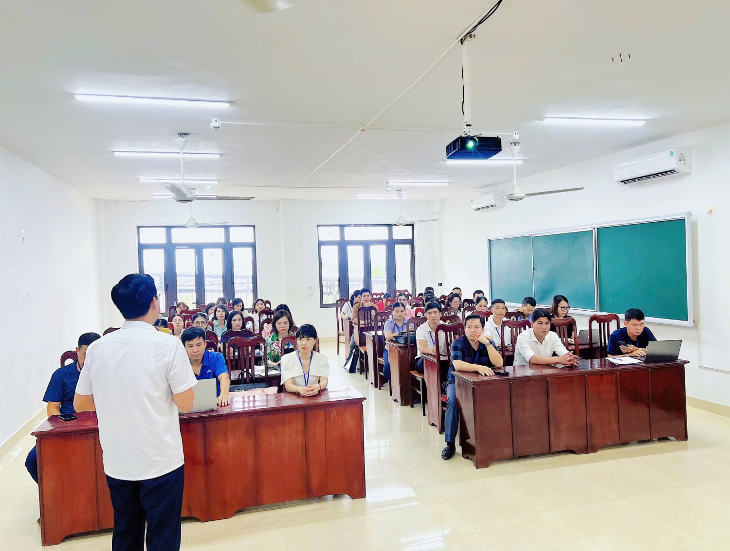 Trường THCS-THPT Chu Văn An tổ chức buổi học chính trị đầu năm cho CB, GV nhà trường