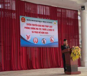 Báo cáo viên thông tin nội dung buổi tuyên truyền