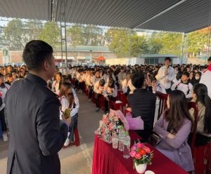 Các em học sinh giao lưu hỏi đáp kiến thức pháp luật